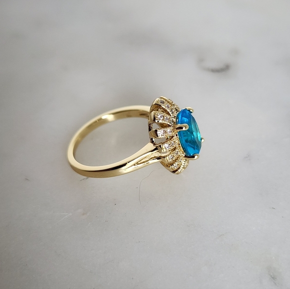 Elegant Gold and Blue Gemstone Ring - Picture 2 of 8